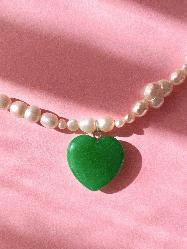 freshwater_pearl_necklace_with_heart_shaped_jade_gemstone_pendant_necklace