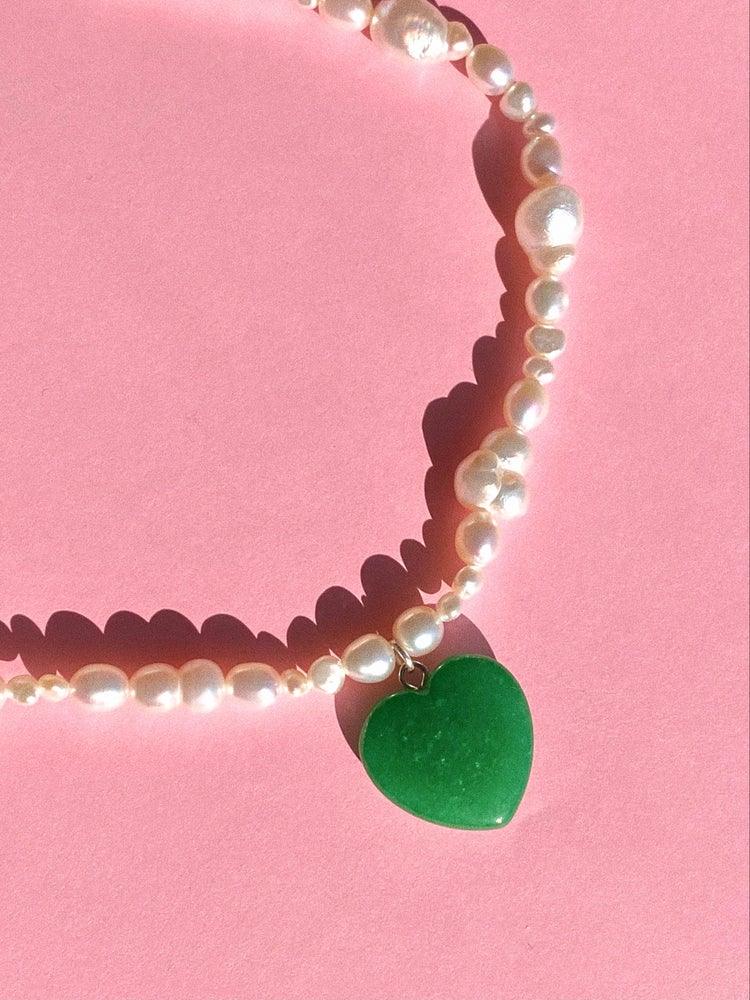 freshwater_pearl_necklace_with_heart_shaped_jade_gemstone_pendant_necklace